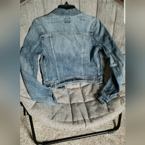 American Eagle Women's Cropped Denim Trucker Jacket Sz Small - Picture 2 of 4